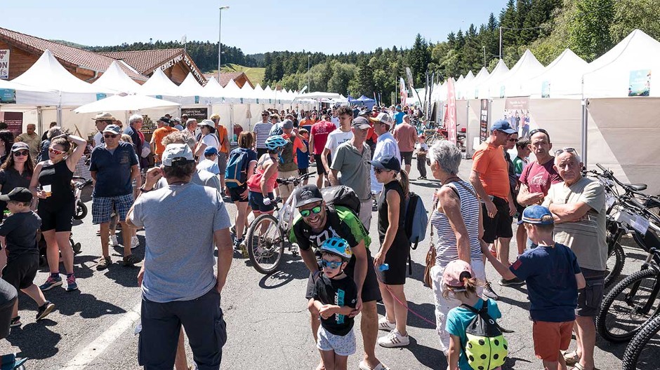 Grand marché de stands vélo et producteurs locaux